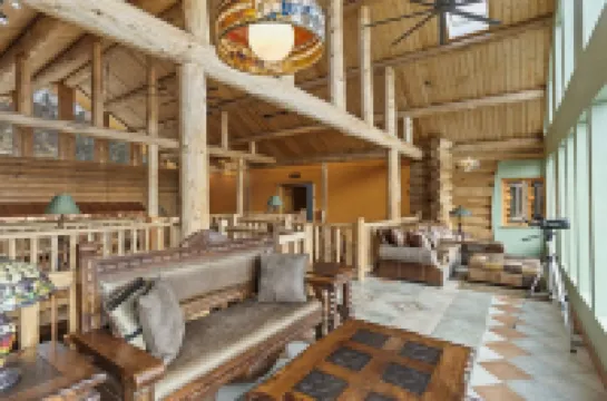 NEW Blue Sky Lodge on 80 Acres! Hot Tub, Decks, WiFi, wet bar, firepit, gym