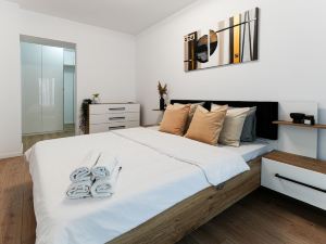 Sandra - Park-View Apt with Balcony & Parking