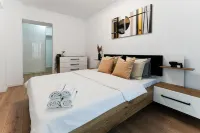 Sandra - Park-View Apt with Balcony & Parking Hotels near Magazinul Universal Dragonul Roșu