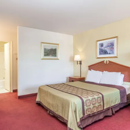 Super 8 by Wyndham Bakersfield/Central
