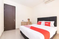 OYO 2001 Taman Dayu Villa Golf View Hotellit kohteessa Durensewu