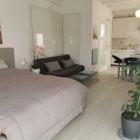 Apartment - Sleeps 2 - Parking - 5Min to la Frasca