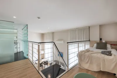 룸 메이트 로라  호텔