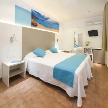 Hostal Adelino Hotels near Cala Salada Beach