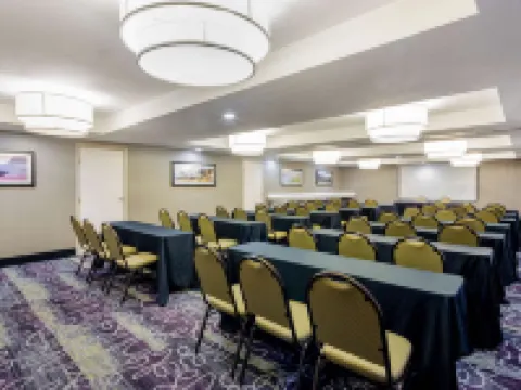 La Quinta Inn & Suites by Wyndham Oakland - Hayward Hotels in Hayward