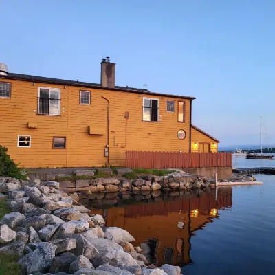Albert's Hotels in Shelburne