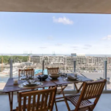 أبارتمنت ويذ فيو أوف ذا بورت أوف زيبروج