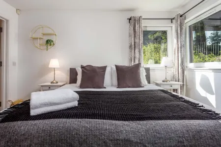 Walker Suite No82 - Donnini Apartments Отели в г. Килмарнок