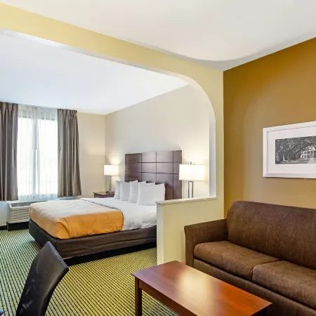 Quality Inn & Suites Near Tanger Outlet Mall