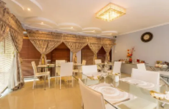 Room in Guest Room - Ezulwini Guest House - Queen Room with Balcony, Pool View & Jacuzzi in Balito