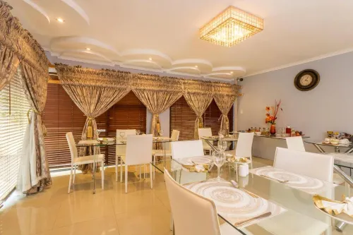 Room in Guest Room - Ezulwini Guest House - Queen Room with Balcony, Pool View & Jacuzzi in Balito فنادق في باليتو