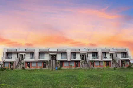 Leena Resort Отели рядом с достопримечательностью «Statue of Unity | Unity Glow Garden»