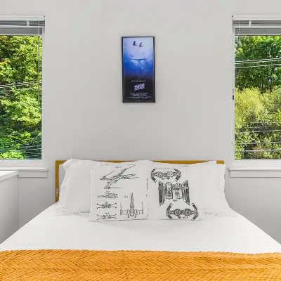 Solo's Smuggler Suite Hotels near West Point Lighthouse