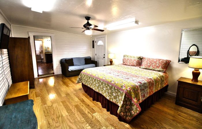 Peach Tree Inn & Suites