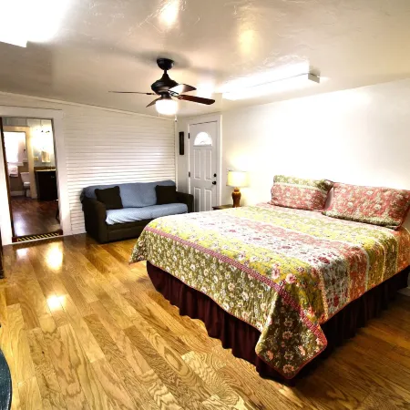 Peach Tree Inn & Suites