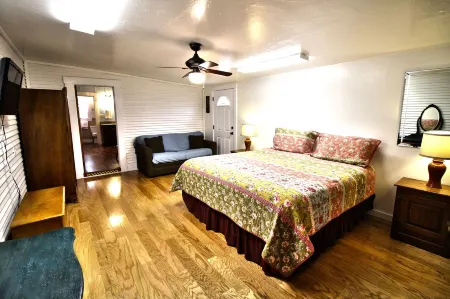 Peach Tree Inn & Suites