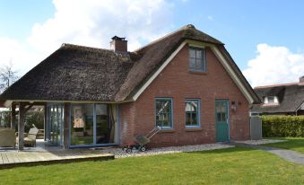 Stylish Thatched Villa with 2 Bathrooms Near Giethoorn