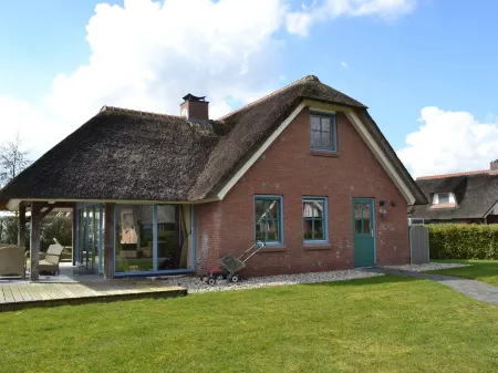 Stylish Thatched Villa with 2 Bathrooms Near Giethoorn Отели в г. Wanneperveen