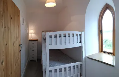 Listed Stone Built Folly with original gothic features Hoteles cerca de Rosebud Ceramics