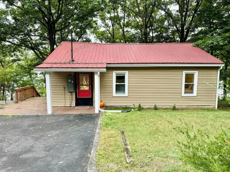 Cayuga lake cottage with private lake access Отели в г. Лансинг