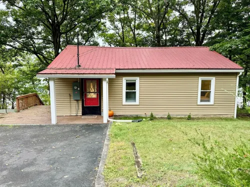 Cayuga lake cottage with private lake access