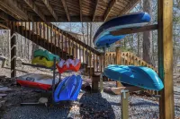Wooded Lakeside Adventure, Walk to Dock, 4 Kid Kayaks, Screened Porch, Ping Pong