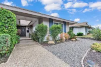 Tropical Oasis with Hot Tub and Grilling Area - Stunning Family Retreat Hotels in North Clairemont