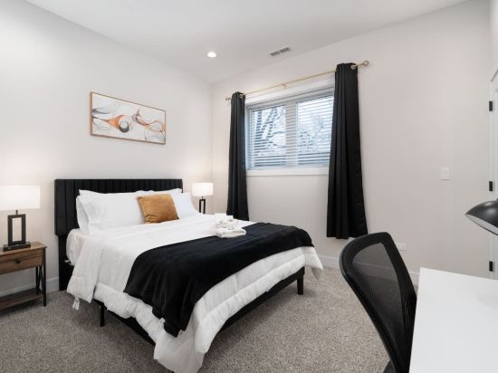 Private Space with Modern Amenities and Free Parking - Charming Serenity