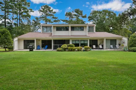 Stunning Golf Course Views and Community Pool - Serene Retreat Отели в г. Джорджтаун Каунти