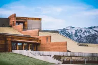 Smart Home with Full Kitchen and Spacious Living Room - Elegant Modern Retreat Hotels in Sheridan