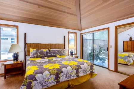 Private Hot Tub and Cozy Decor - Charming Sunriver Retreat