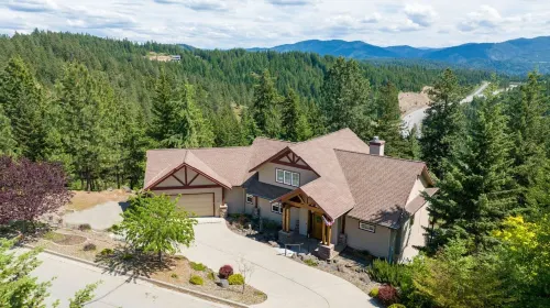 Stunning Lake Views and Premium Entertainment Amenities - Luxurious Haven