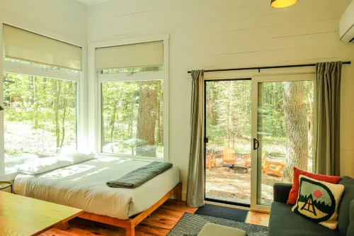 Exquisite Comfort with Outdoor Oasis - Charming, Modern Cabin Hotels in Freeport