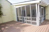 Classic Style Sullivan's Island house - Very Charming! 1 block to beach & walk to fabulous dining!