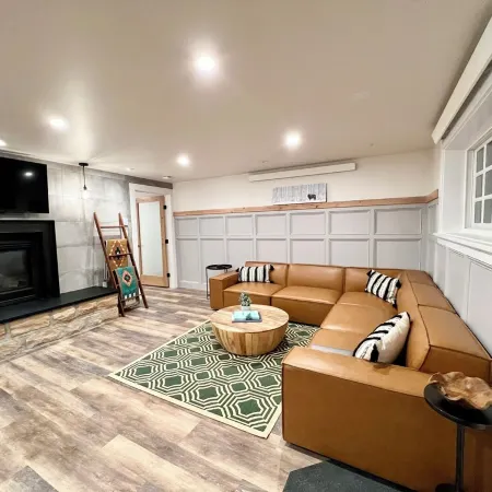A Cozy and a Modern Retreat. Newly renovated -2 bed 1bath. Walk to everything!