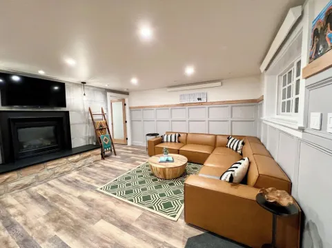 A Cozy and a Modern Retreat. Newly renovated -2 bed 1bath. Walk to everything!