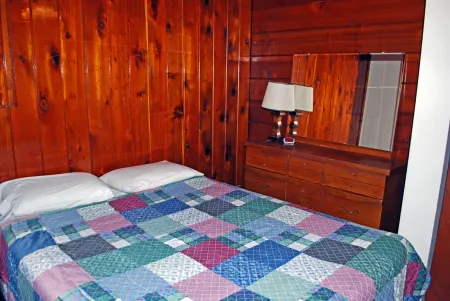 Stunning Lakefront Retreat - Luxury Cottage with Deck