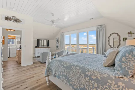 Waterfront Oasis with Private Dock and Pool - Stunning Coastal Retreat Отели рядом с достопримечательностью «Frankie's Fancy's»