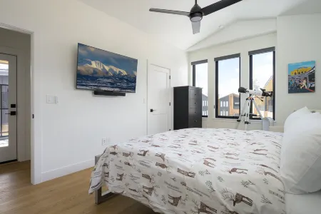 Stunning Mountain Villa with Chef's Kitchen and Hot Tub - Exquisite Retreat