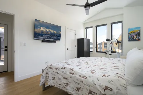 Stunning Mountain Villa with Chef's Kitchen and Hot Tub - Exquisite Retreat