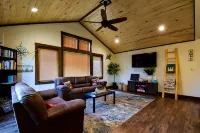 Nature Access and Contemporary Kitchen - Charming Tranquil Retreat