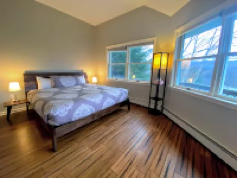 Stunning Mountain Escape with Hot Tub and Fire Pit - Inviting Luxury Retreat