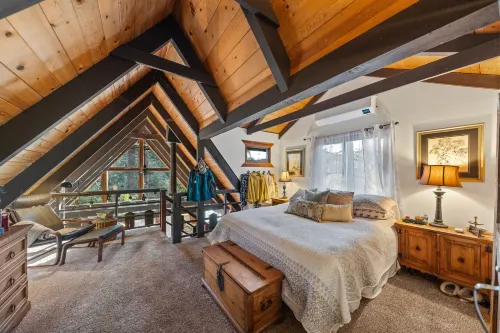 Luxury Mountain Retreat with Hot Tub and Forest Views - Stunning Sanctuary