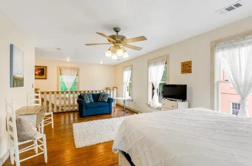 Unique cottage house in the historic district with deck & WiFi - dogs OK Hotels in Thunderbolt