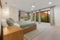 Stunning Pool and Spa with Breathtaking Views - Luxurious Oasis Retreat