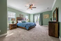 Luxurious Master Suite with Wet Room and Balconies - Stunning Getaway Hotel in zona Publix Super Market at University Palms Shopping Center