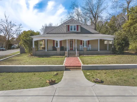 Charming Retreat: Downtown Carthage Отели в г. Мур