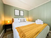 Cozy Fireplace and Stunning Mountain Views - Charming Modern Retreat