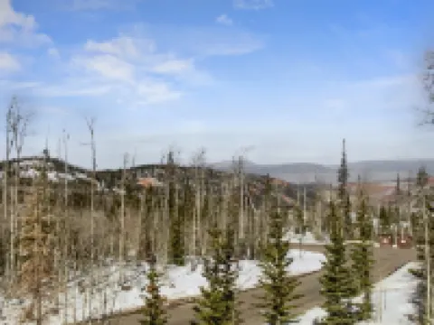 Ski Access and Cozy Loft Style - Inviting Mountain Getaway