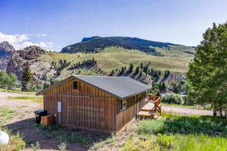 Breathtaking Mountain Views and Open Floor Plan - Charming Retreat
